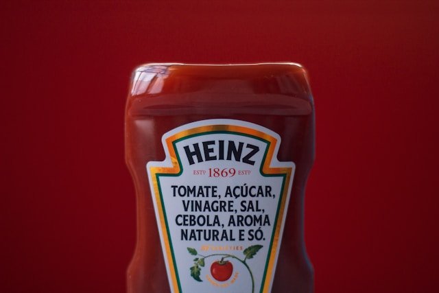 Heinz Ketchup Verpackung auf rotem Hintergrund